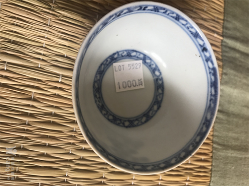 碗底的不干膠商標